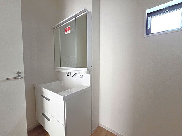 お出かけ前の身だしなみに一歩差がつく三面鏡。ミラー裏にはたっぷり収納もございます。 