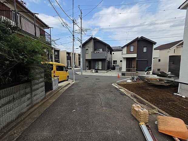 戸建てが立ち並ぶ静かな住宅街。四季折々の移り変わりを感じながら自然と楽しみ、暮らす、そんな毎日を日々の中で感じられる住環境 