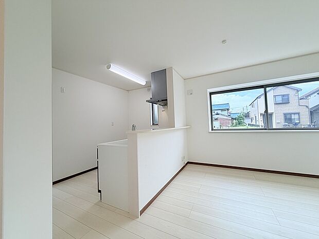 家族が一番集まる場所だから広々としつつも素敵な空間であって欲しい。皆がくつろぐリビングからキッチンまでが一つに繋がる空間。