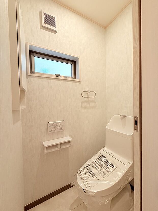 1.2階にそれぞれトレイがございます。朝の混雑時に分散して利用できるほか、ゲスト用としても使い分けることもできます。