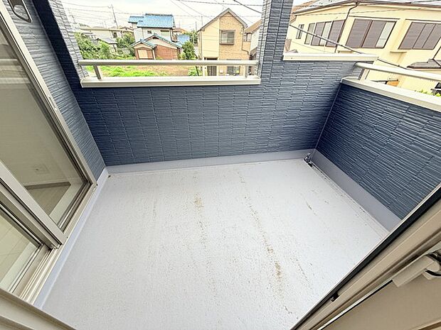 広めのバルコニーは風通しも良くお洗濯物もしっかりと干すことができます! 屋根付き。