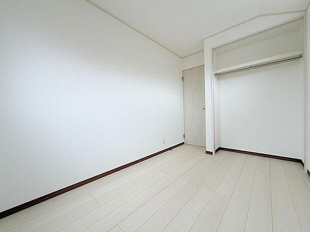 今からここを誰のお部屋にしようか、そんな洋室。大きさは4.62帖です。