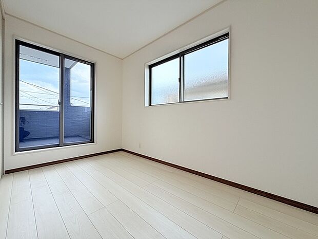今からここを誰のお部屋にしようか、そんな洋室。大きさは4.83帖です。