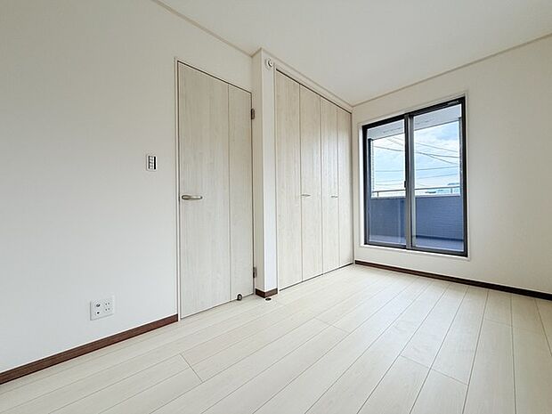 今からここを誰のお部屋にしようか、そんな洋室。大きさは4.83帖です。