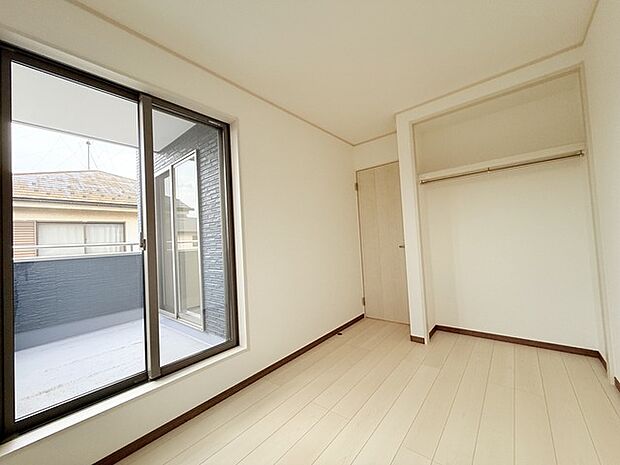 真ん中の部屋4.62帖 どんな家具にでも相性が良い清潔感ある白色調のクロスを採用。主張しすぎない配色、耐久性にも優れた床材は日々のメンテナンスも楽に、快適に過ごして頂けるよう考えられています。