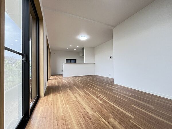 室内まで明るさが自然に行き届く、広々とした住まいでのびやかな毎日が過ごせます