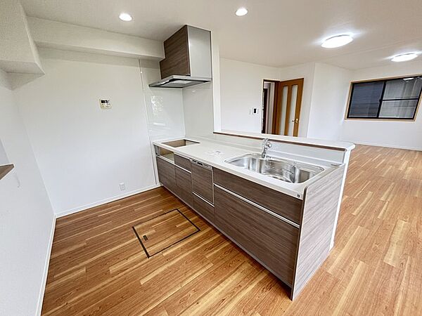 人工大理石を使用したシステムキッチン。永く傷つきにくく、お手入れもしやすい高機能性です。