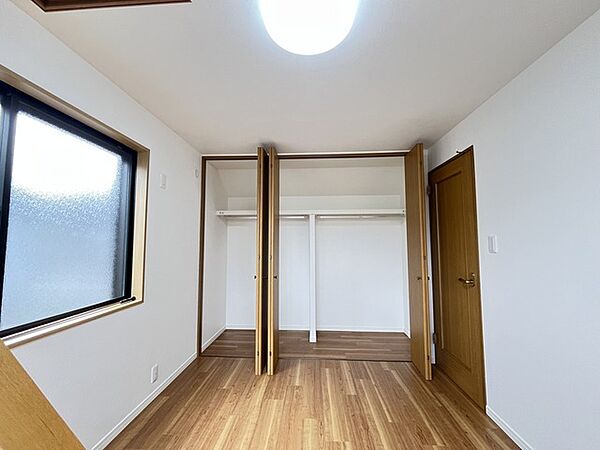 広々収納で、仕事着、普段着をまとめて収納できます。