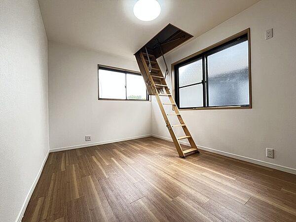 今からここを誰のお部屋にしようか、そんな洋室。大きさは6帖です。
