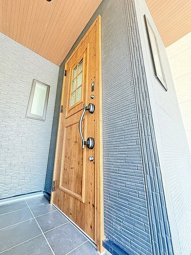 玄関はおうちの顔とも呼ばれる重要な場所!明るくスッキリと見える空間で住まう人を見送り、出迎えてくれます。
