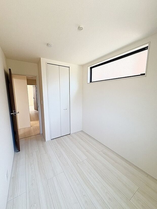 衣類の整理整頓に嬉しいクローゼット付きのお部屋。お子様のお部屋としても便利です。