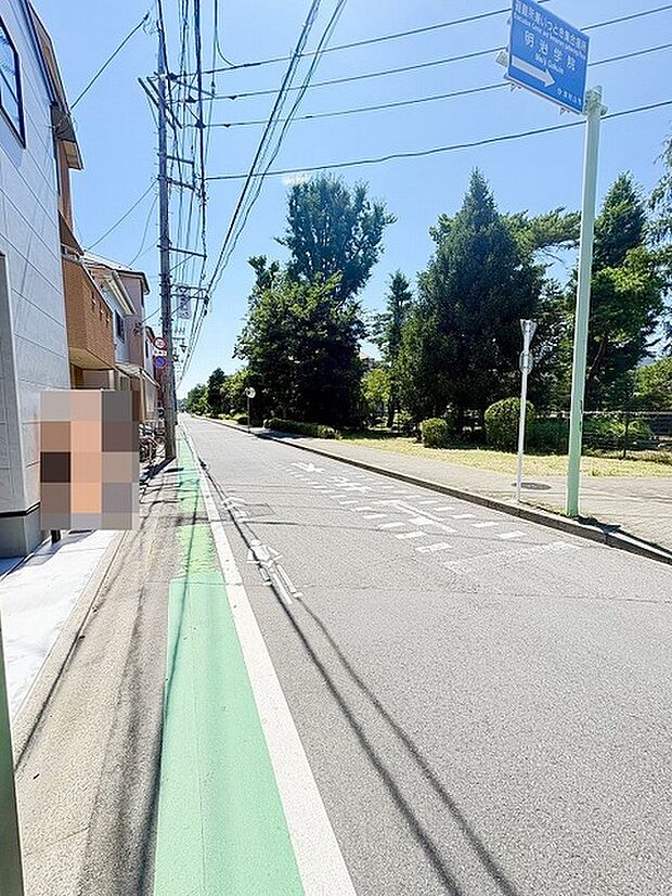 前面道路は広く、駐車がしやすいです。