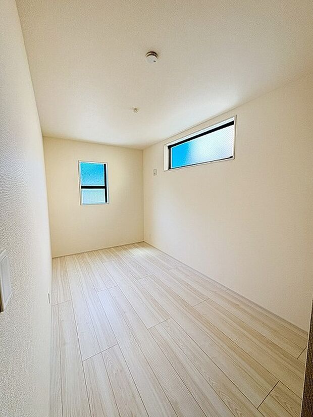 今からここを誰のお部屋にしようか、そんな洋室。大きさは5.7帖です。