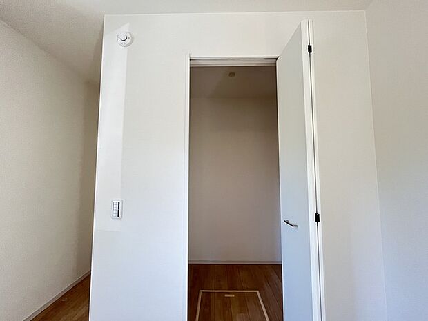 収納で悩む時間をなくしたい。家族の衣服が多くても頼もしいWIC(ウォークインクローゼット)