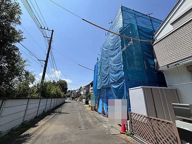 南道路に面しており日中もたくさんの陽が入ります。風通りや周辺環境など実際に現地にてご確認ください。 