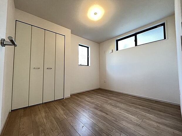 どんな家具にでも相性が良い清潔感ある白色調のクロスを採用。主張しすぎない配色、耐久性にも優れた床材は日々のメンテナンスも楽に、快適に過ごして頂けるよう考えられています。