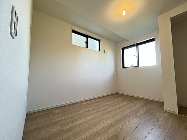 今からここを誰のお部屋にしようか、そんな洋室。大きさは約4.8帖です。