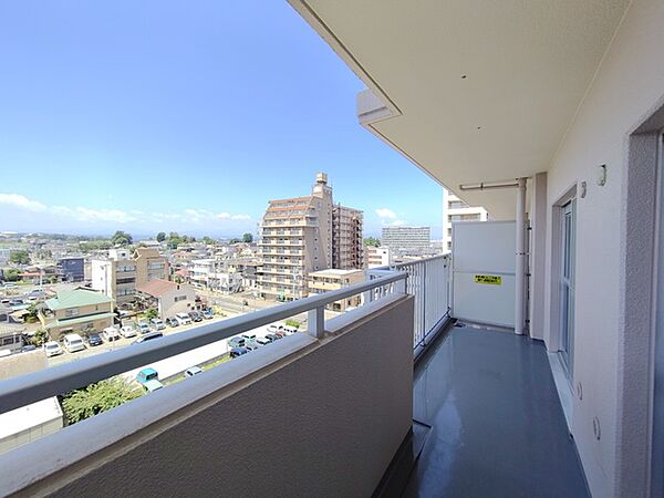 南側のお部屋から出入りできる、奥行きのあるワイドバルコニー。心地よい陽射しと暖かな風を楽しむことが出来ます。