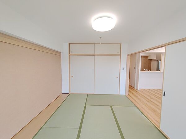 和室6.0帖： 大きな開口部から明るい光が差し込む、日中の室内の明るさがこの部屋の魅力です。