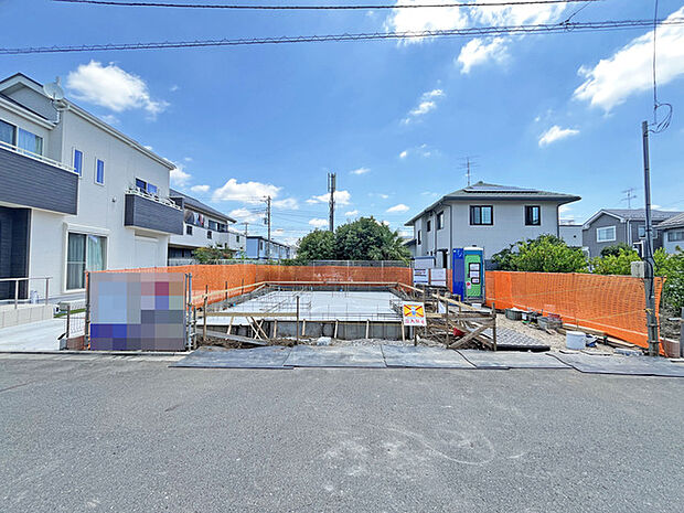 澄み渡る青空が広がる閑静な住宅街の一角に、新しい暮らしの基礎が築かれています。周囲の景観と調和しながら、理想の住まいを形にしていくための可能性に満ちた広々とした区画です