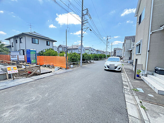 穏やかな空が広がり、落ち着いた住宅街ならではの静かな時間が流れる街並みです。日々の暮らしに安らぎを感じられる、心地よい開放感に満ちた環境が広がっています