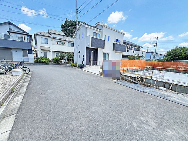 周辺環境と調和する穏やかな街並みに佇み、整然とした暮らしを予感させる落ち着いた住まい