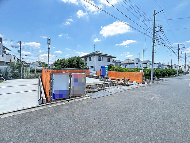 穏やかな住宅街に位置する、新しい暮らしの始まりを感じさせる広々とした敷地です。周囲との調和を大切にしながら、自由な発想で住まいを築いていける、開放的な環境が魅力の物件です