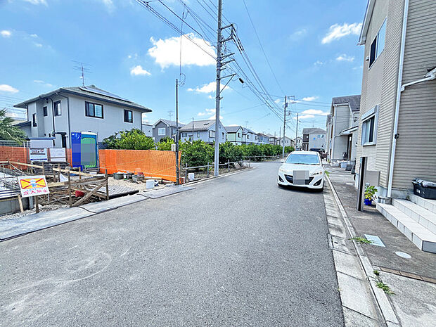 整然とした街並みが広がる、穏やかな空気が流れる住環境です。新しい暮らしの始まりを感じさせる、開放的で落ち着いた雰囲気のロケーションに位置しています
