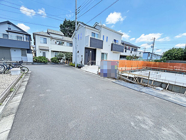 空が広がる穏やかな住宅街に佇む、すっきりとした外観の住まいです。落ち着いた環境と周辺との調和を大切にした、日々の暮らしに心地よさを感じさせてくれる街並みです