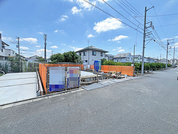 空が広く開放感のある、穏やかな住宅街に位置する土地です。新しい暮らしの始まりを感じさせる、落ち着いた環境が広がっています