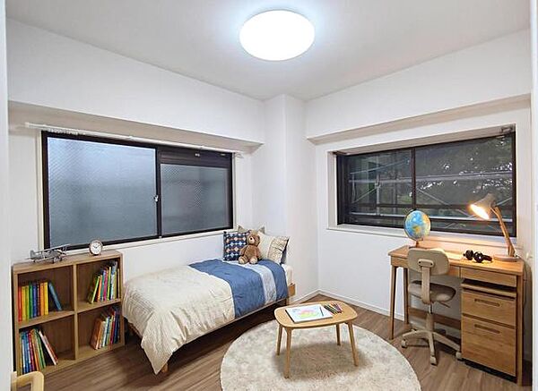 【洋室／約4．5帖】 角住戸につき、全ての居室に窓があります。 ※家具はＣＧ合成によるものです。