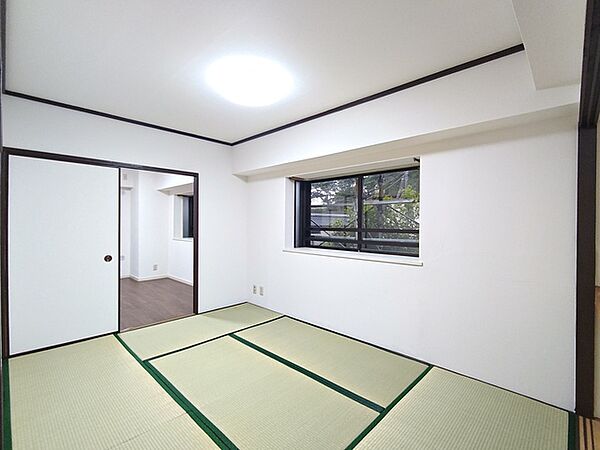 【和室／約6帖】 畳は表替え済み！新鮮なイグサの香りが心を落ち着かせてくれます。
