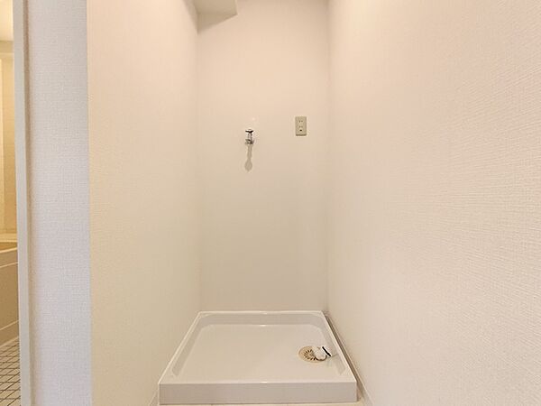 洗濯機置き場の足元に設置された防水パンは、洗濯機運転中の振動・騒音を抑えてくれます。