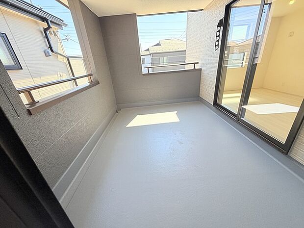 陽ざしが差込む明るいバルコニー。奥行きのある プライバシーを確保しやすい広々としたインナーバルコニー。雨天時でも洗濯物が濡れることなく安心です。 はお洗濯時に助かります。