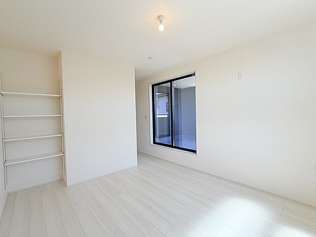 今からここを誰のお部屋にしようか、そんな洋室。大きさは8.25帖です。