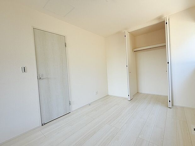 今からここを誰のお部屋にしようか、そんな洋室。大きさは6.0帖です。