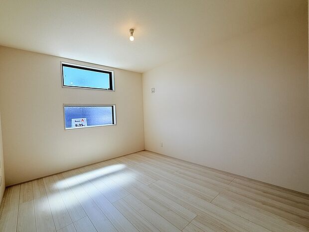 今からここを誰のお部屋にしようか、そんな洋室。大きさは8.25帖です。