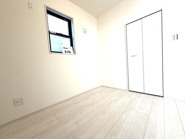 今からここを誰のお部屋にしようか、そんな洋室。大きさは3.75 帖です。