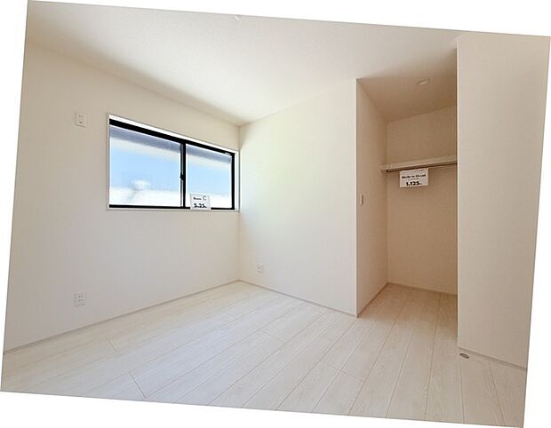 今からここを誰のお部屋にしようか、そんな洋室。大きさは5.25帖です。