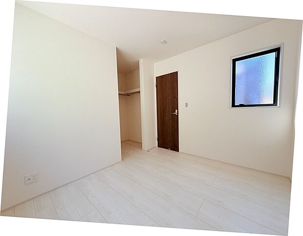 今からここを誰のお部屋にしようか、そんな洋室。大きさは5.25帖です。