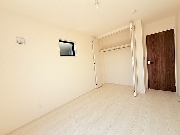 今からここを誰のお部屋にしようか、そんな洋室。大きさは6.08帖です。