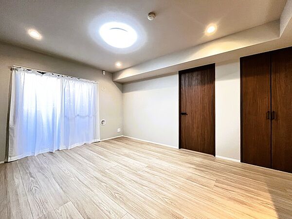 家族や友人、両親、親戚とこれから沢山の時間を紡ぐのだろう。そこを彩るのは窓から見える青い空、心地よい緑。そんなイメージが膨らむリビングスペース。