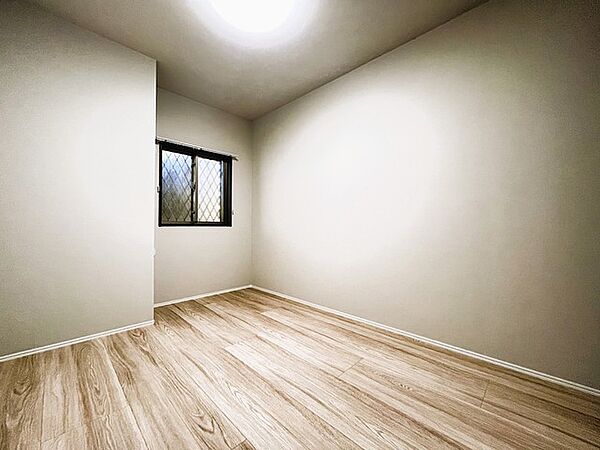 今からここを誰のお部屋にしようか、そんな洋室。大きさは5.0帖です。