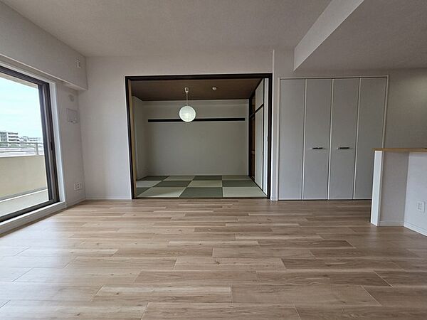 家族団欒のリビング。陽光差し込む食卓には家族の会話とスマイルが溢れます。いつまでもここで食卓を囲みたくなる、そう感じさせてくれるスペース。