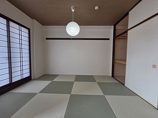 大きな開口部から明るい光が差し込む、日中の室内の明るさがこの部屋の魅力です。