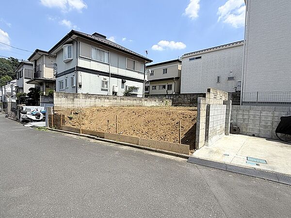 戸建てが立ち並ぶ静かな住宅街。四季折々の移り変わりを感じながら自然と楽しみ、暮らす、そんな毎日を日々の中で感じられる住環境