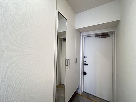 お宅の顔となる明るく開放的な玄関。ご家族皆様様の靴を収納できるスペースと全身鏡があり、お出掛け前に身だしなみチェックもできます。 