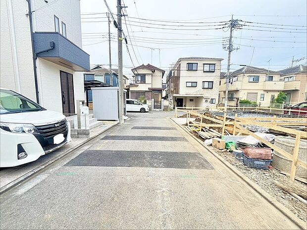 6m幅員の道路に面しておりお車の運転が苦手な方でも安心して出入りいただけます。 