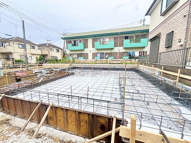 戸建てが立ち並ぶ静かな住宅街。四季折々の移り変わりを感じながら自然と楽しみ、暮らす、そんな毎日を日々の中で感じられる住環境 