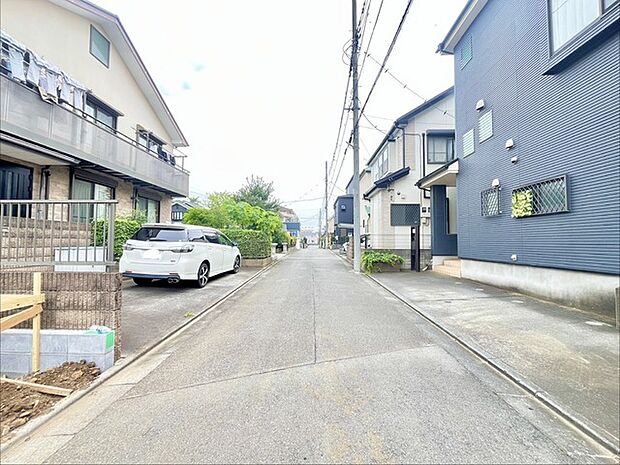 6m幅員の道路に面しておりお車の運転が苦手な方でも安心して出入りいただけます。 